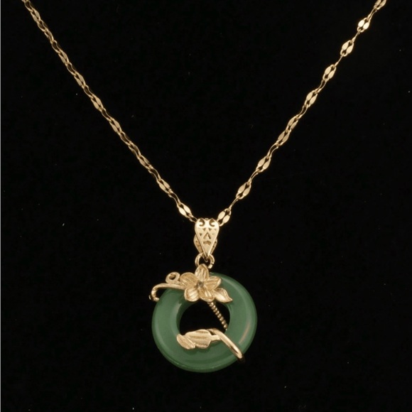 Jewelry - Elegant Gold and Green Necklace